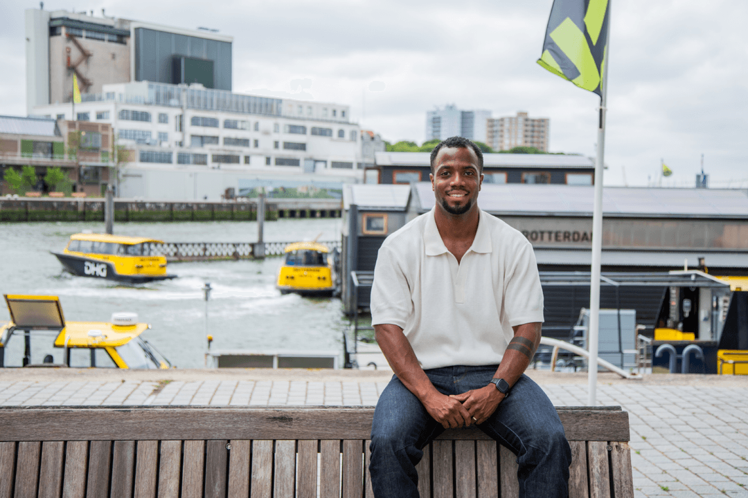 Consultant op een bankje voor de Watertaxi
