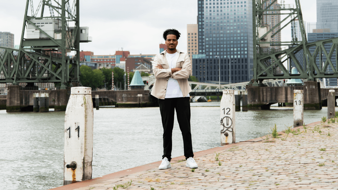 Consultant met op de achtergrond de Hef