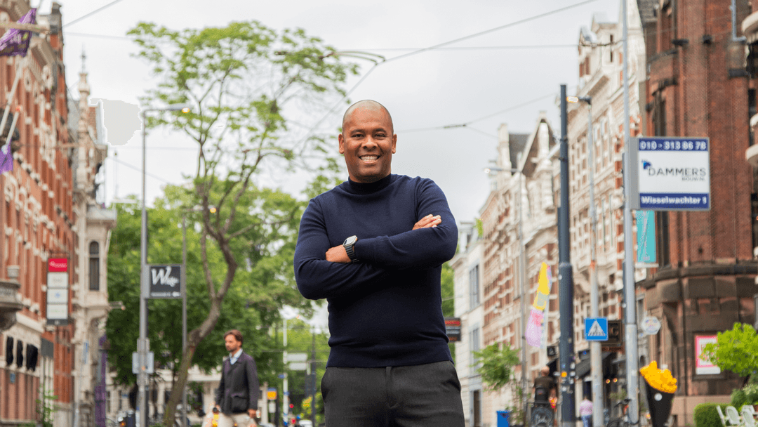 Consultant staand in het midden van de straat