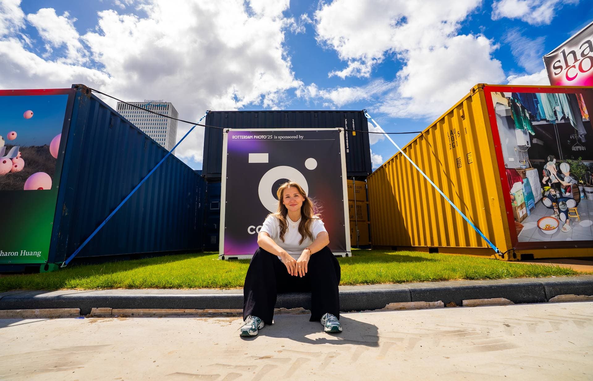 Collega zittend voor gekleurde containers