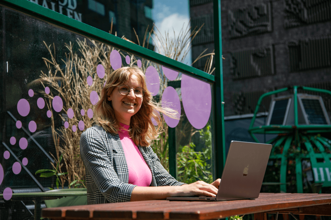 Consultant achter een laptop